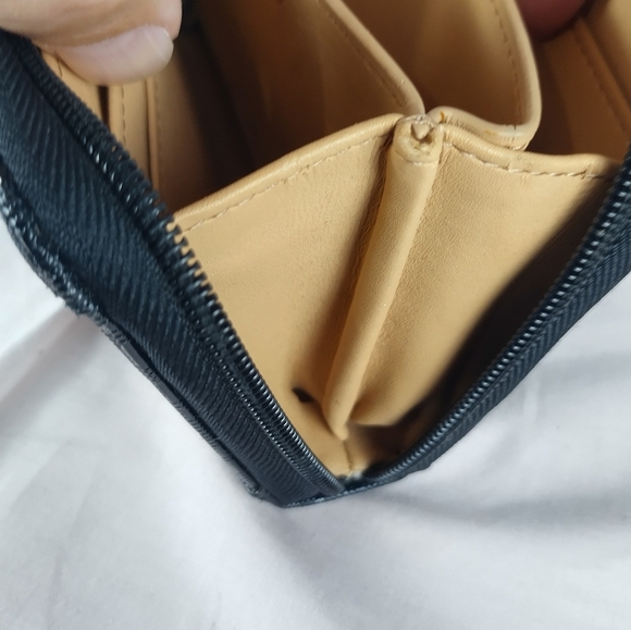 Vtg GUESS Women's Black Wallet Logo embossed Zip Organizer Wristlet Fashion - Picture 7 of 14